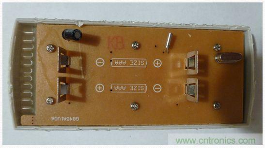 圖4：移開電池后的PCB同一面。