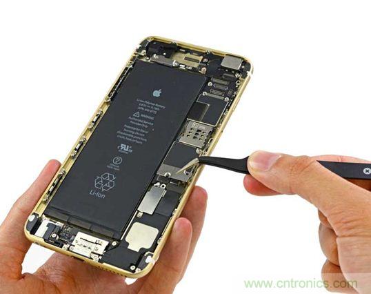 與iPhone 5S相比，電池尺寸更大，電池效率提高了16%。整部手機(jī)看起來就像一件藝術(shù)品，但看不到太多的內(nèi)部構(gòu)造。（來源：iFixit）